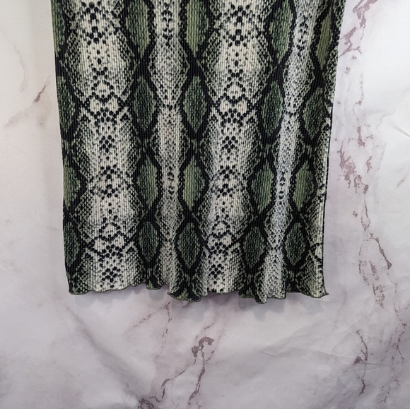 H&M Dress Womens Small Green Snake Print  Lettuce Hem Crew Neck Shift T Shirt - Picture 8 of 11